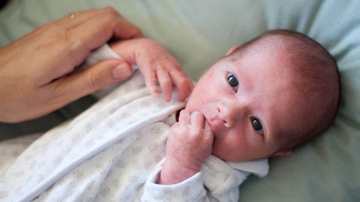 11个月宝宝每次睡前吸手指怎么办,八个月孩子吸手指睡觉怎么戒掉