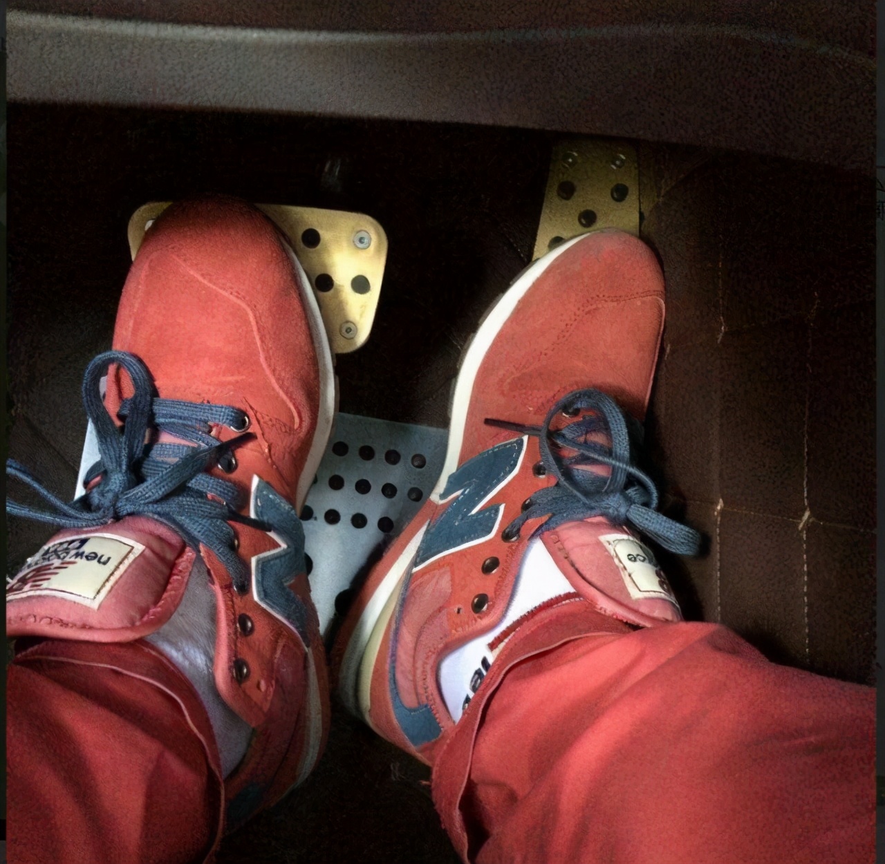 陡坡起步防止后溜的绝招,自动挡上坡起步会溜车是怎么回事