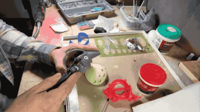 他肢解卡通人物，不但没毁童年，还倍受追捧