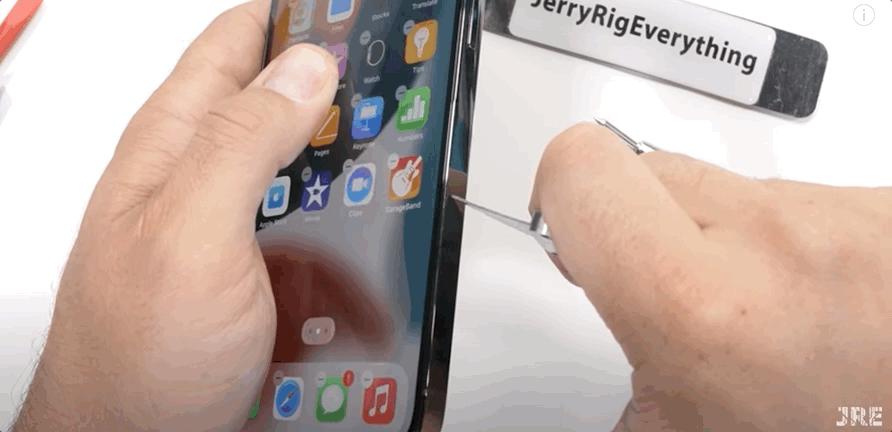 手机能被钥匙刮花么,钥匙能划伤手机屏幕吗