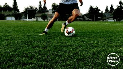 简单又实用的过人技巧足球,足球过人技巧空中摆动腿