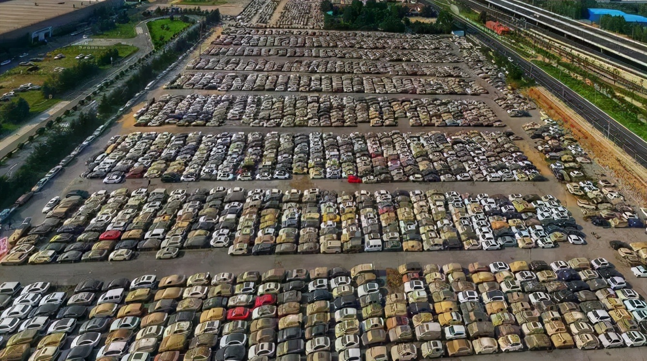 郑州暴雨市民车全部被淹崩溃大哭,郑州暴雨车子被淹