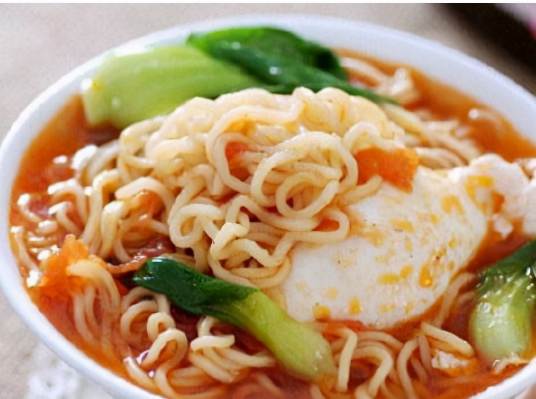 煮方便面鸡蛋直接放进去吗,煮方便面把鸡蛋打散