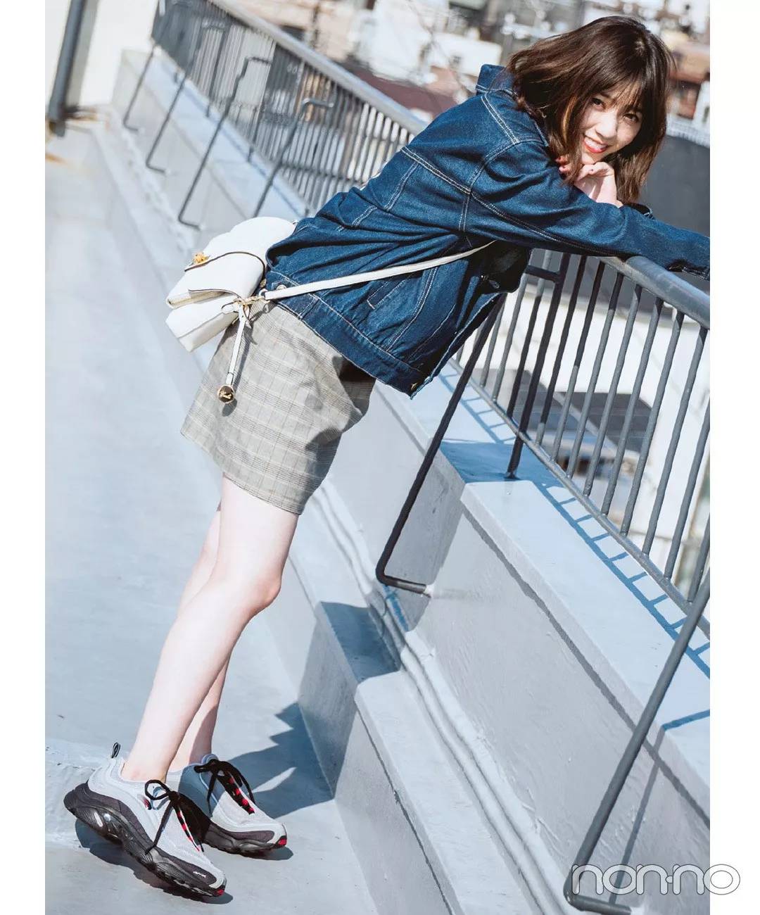 秋冬小香风外套和牛仔半裙穿搭,格子秋冬半裙搭配什么上衣好看