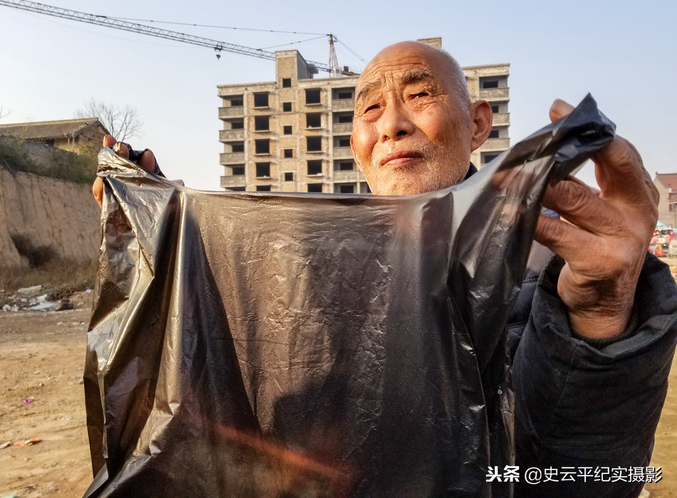 走过路过不容错过，农村庙会上买一送一，神奇的腰带能治啥病