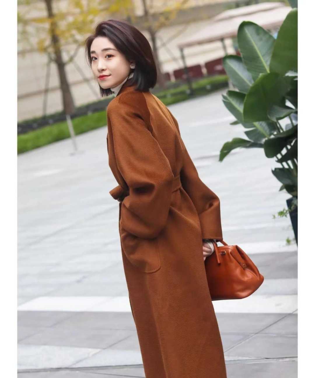 大地色呢子大衣怎么搭配,红色大衣与大地色怎么穿出高级感