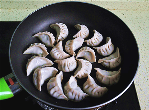 煎饺皮薄脆的做法,香煎饺子做法大全图解