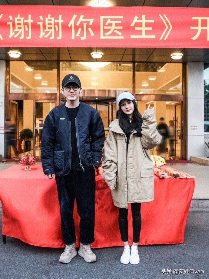 杨幂身穿一袭黑色高开叉礼服,杨幂身穿黑色短版西装红蓝格