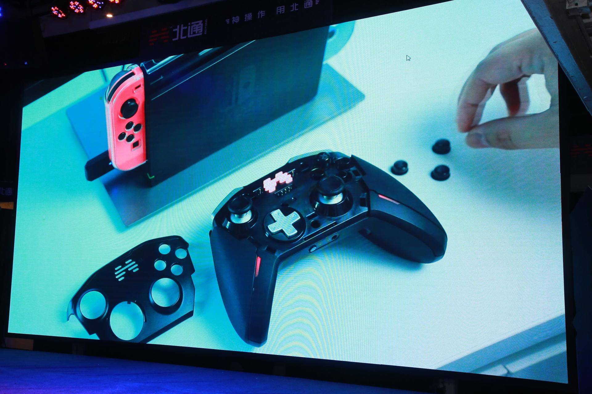 北通发布宙斯精英手柄,测评北通宙斯与微软游戏手柄