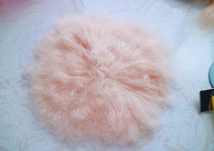 翻出收快递的泡沫纸，我家妞多了一顶可爱的帽子