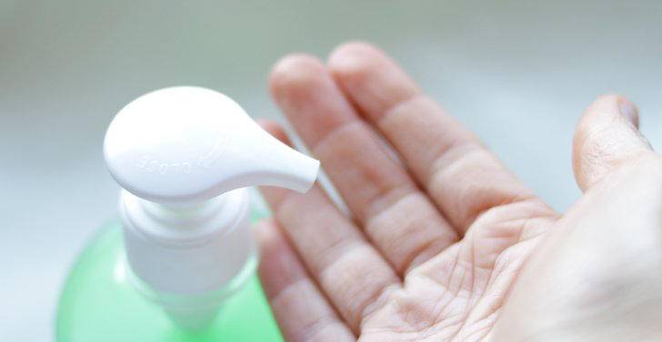 职场女无框眼镜,女白领上班时找隐形眼镜