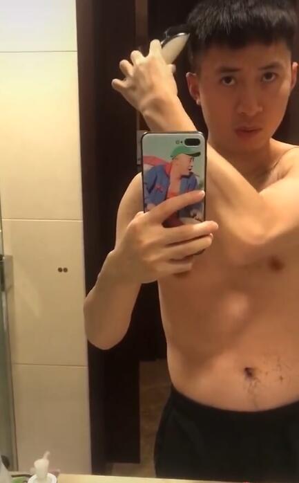 国乒世界冠军给自己理发！碎发洒满肩膀亮点太多，身材遭调侃