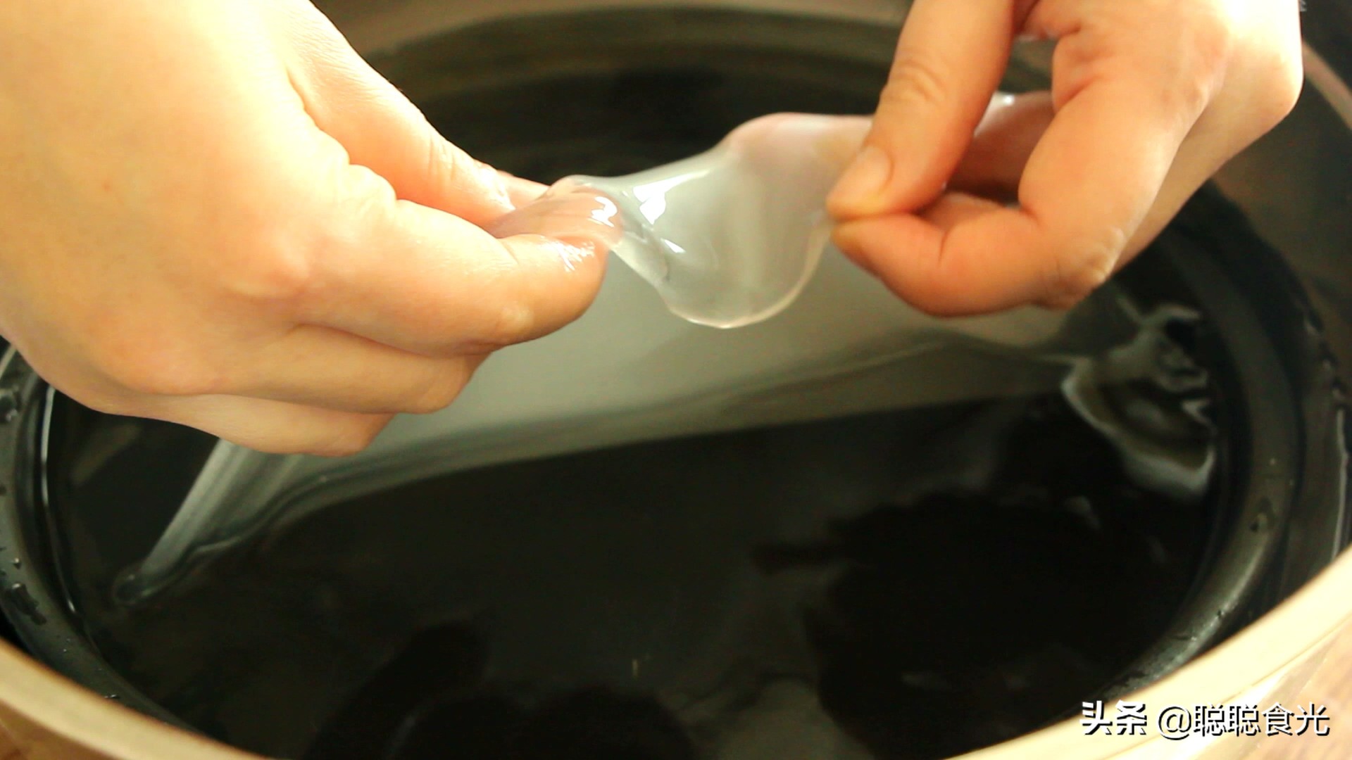 自制东北大拉皮正宗的做法,用淀粉做东北大拉皮的制作视频