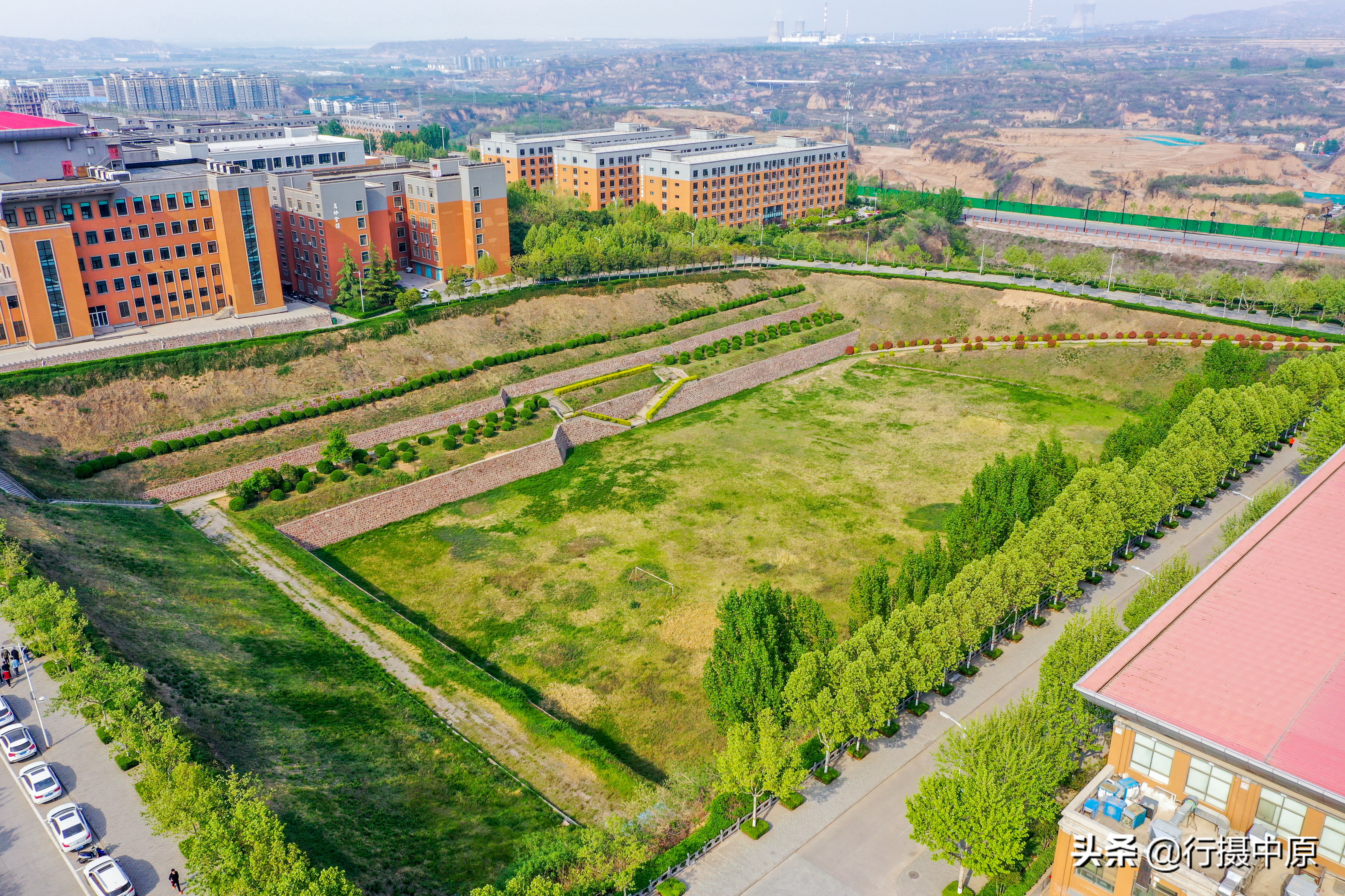 足球场大的深坑,稀奇古怪的足球场