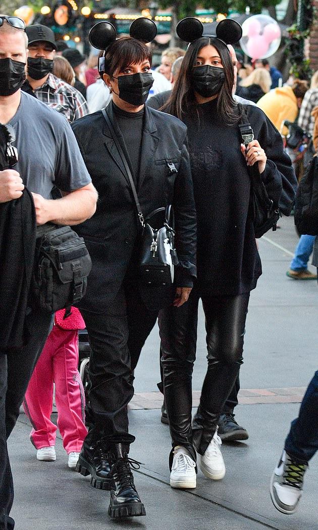 怀二胎的金小妹母女逛迪士尼！卫衣遮不住孕肚，戴米老鼠发箍扮嫩