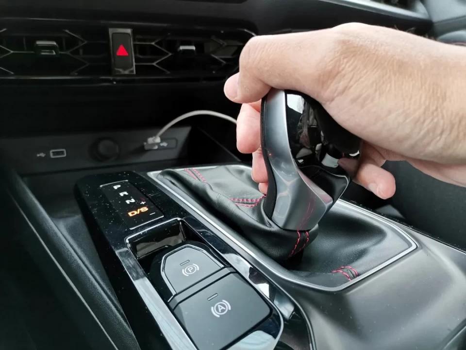 试驾名爵mg5手动挡红色,试驾名爵mg1.5