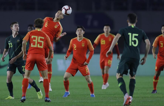 24小时惨遭3次暴击！中国足球*毛老**病依旧没改，但2人可昂首离开