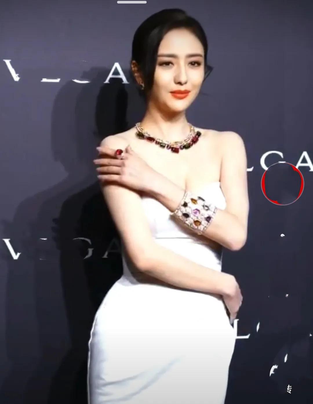 明星红毯怼脸生图高清,明星怼脸拍的视频杨幂