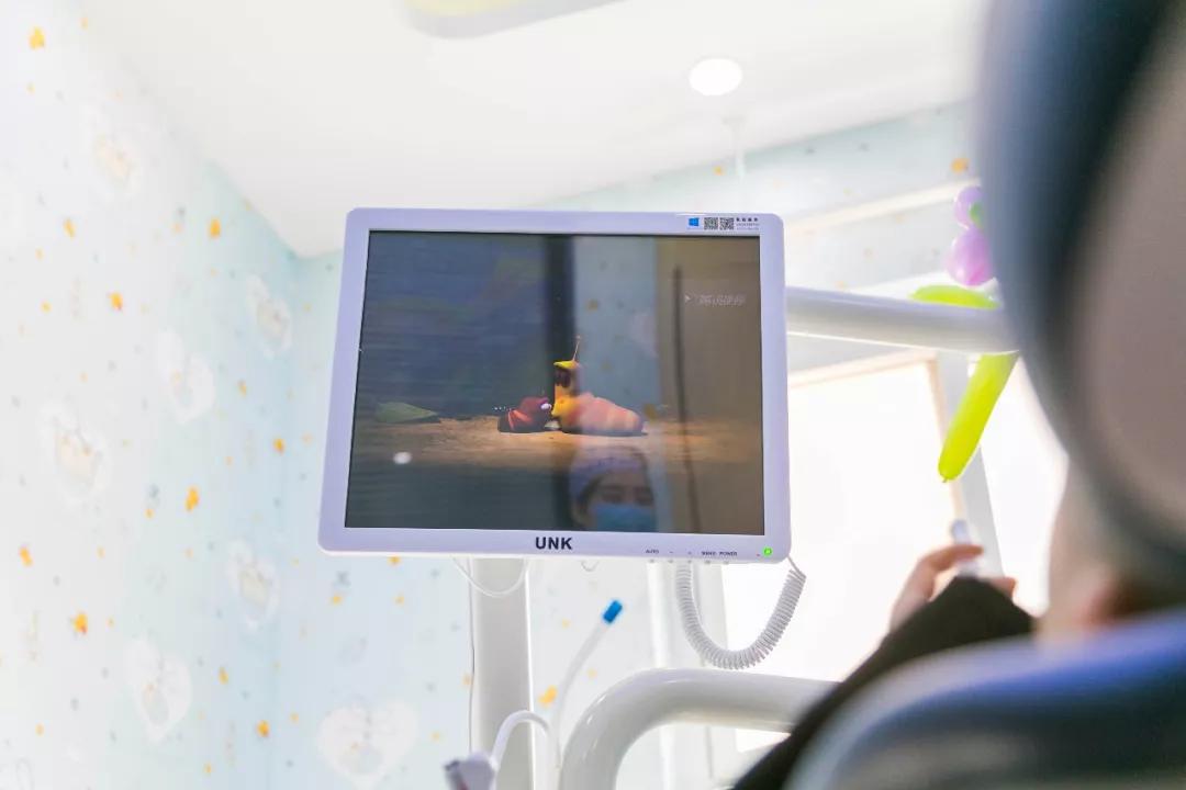 牙科医生检查小朋友口腔,口腔门诊免费窝沟封闭申请