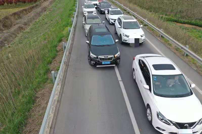 2024二广无人机应急车道抓拍,高速上无人机抓拍应急车道