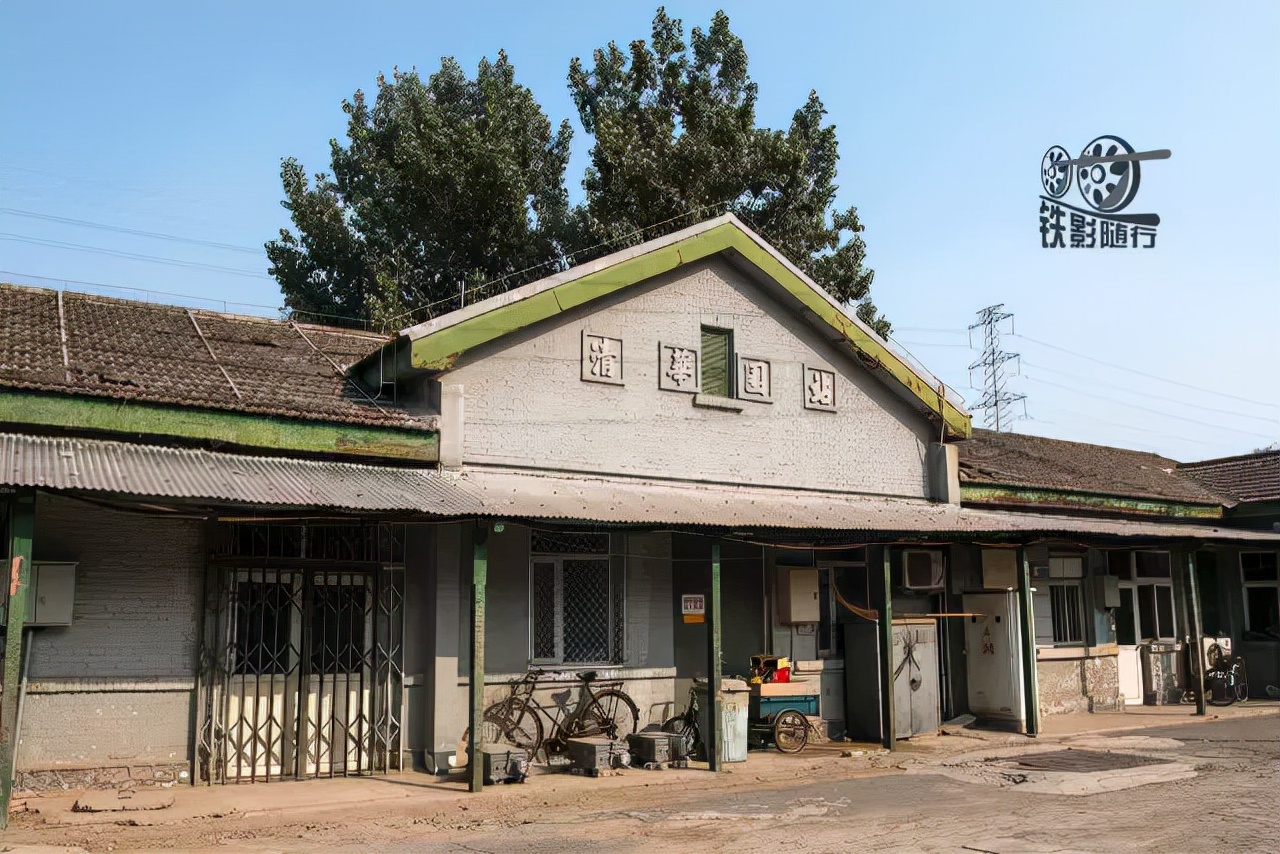 行人车辆请注意火车就要来了,行人车辆请注意火车来了不要抢道