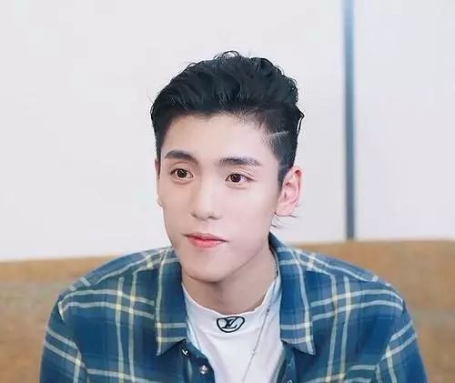 圆脸窄额头女生适合什么刘海,额头尖窄脸又小适合什么样的刘海