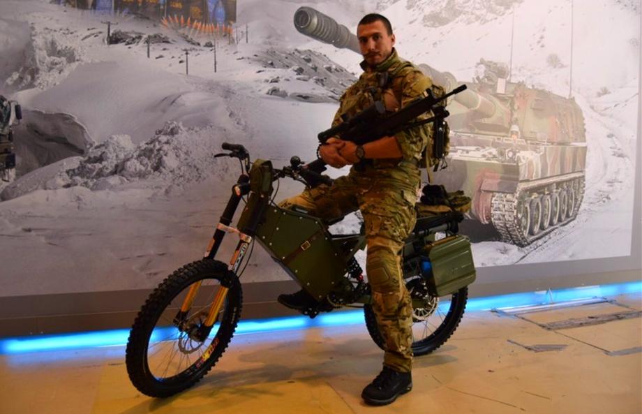 战斗民族果然牛，摩托车上配AK，机动快，火力强