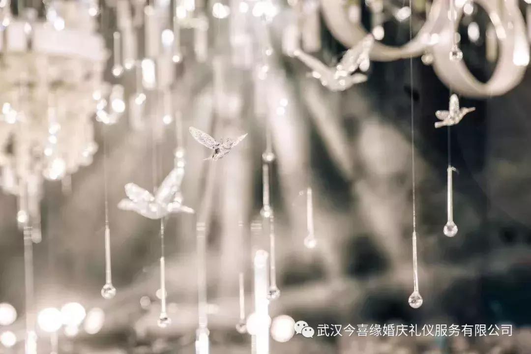 法式白绿色草坪婚礼布置,白绿色系婚礼调色教程