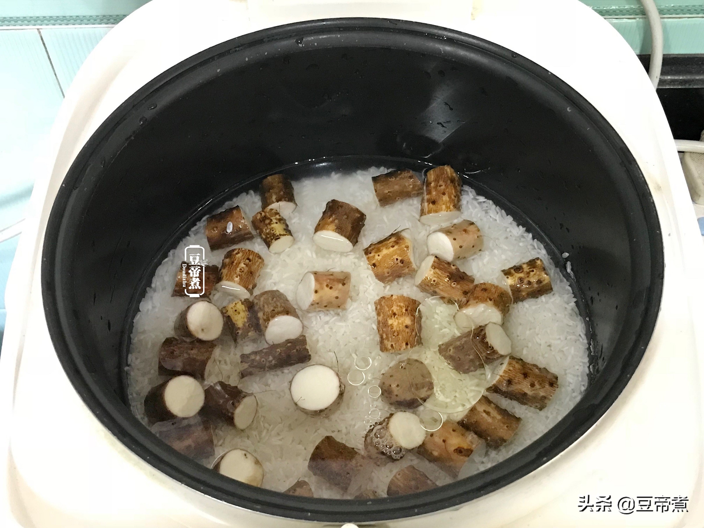 婆婆做个午饭，还加了一根山药，问题是皮也不刮，这能吃吗