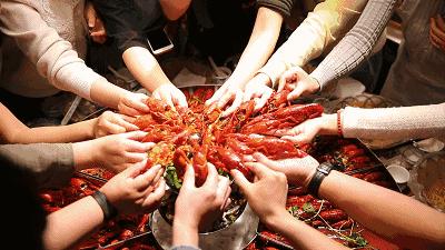 千人涌入二桥头狂欢！苦等365天，随州这个撸虾圣地一夜爆店！