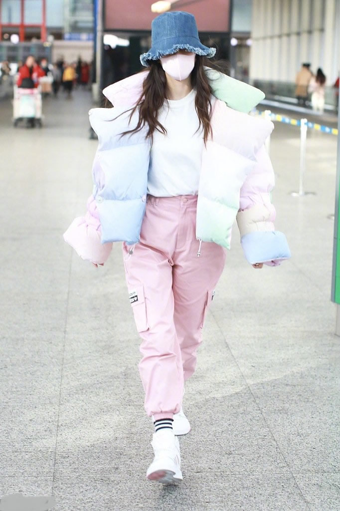 杨颖同款羽绒服穿搭,杨颖同款红色短裤羽绒服上衣