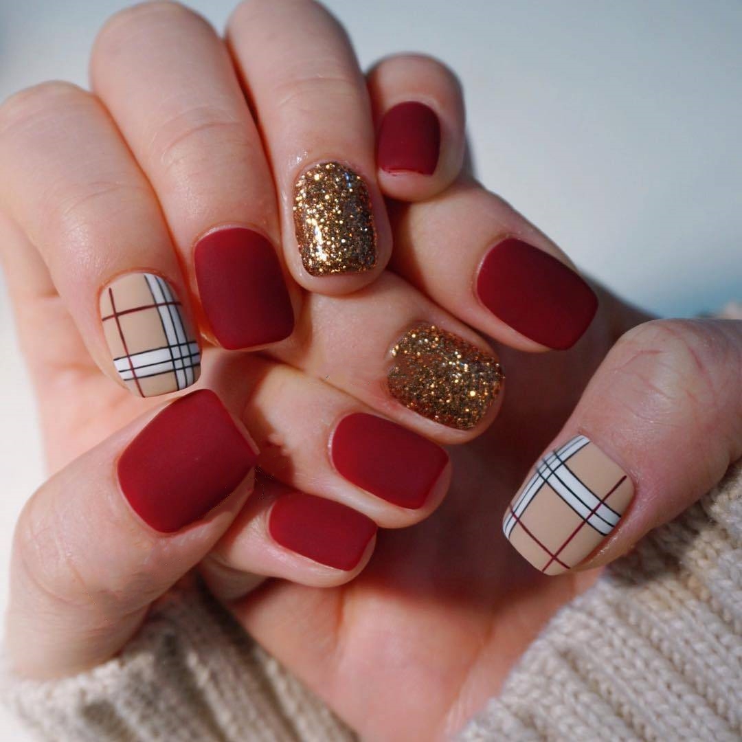 万能的亮片美甲不仅让你的指尖更出众，还会让你拥有好心情哦！