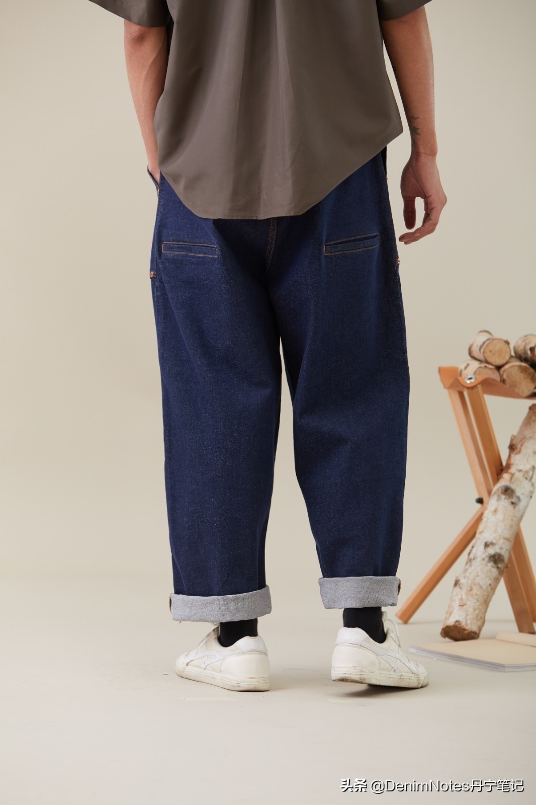 牛仔裤掉色怎么都洗不干净,褪色牛仔裤怎么才能不掉色