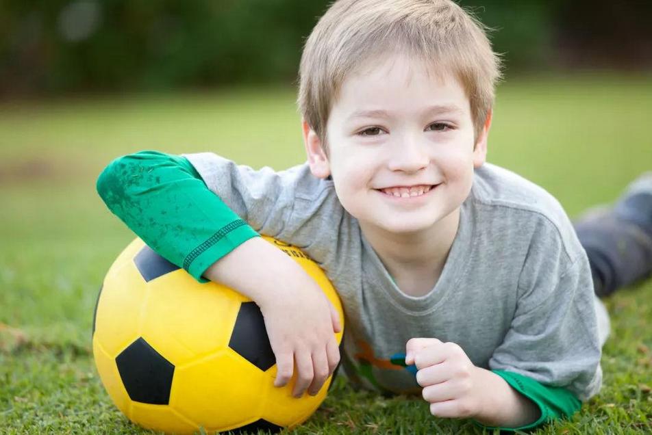 男孩子大概多少岁才会开始长高,男孩身高165还能长高吗