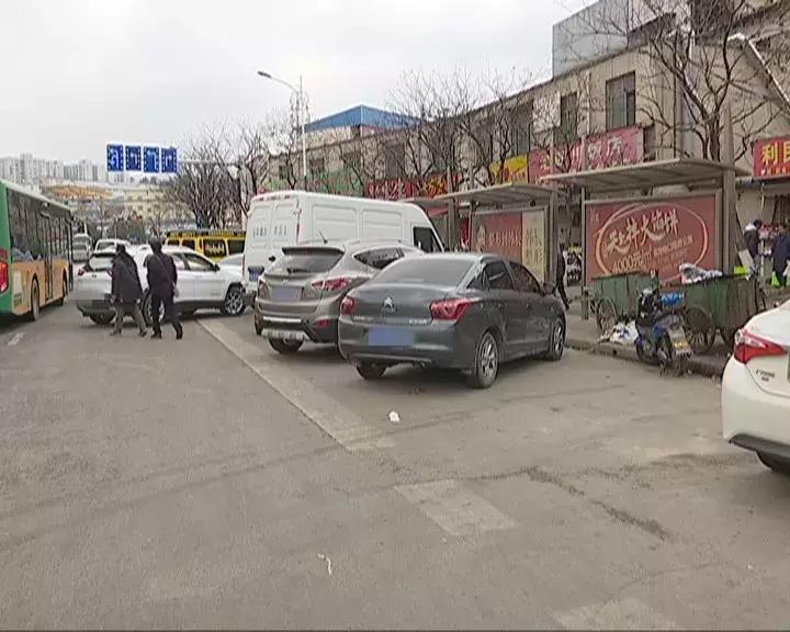 水果批发市场内堵车怎么解决,人多车多路上堵