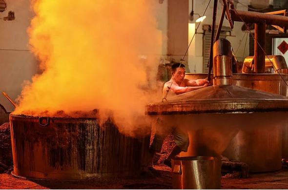 一口茅台一辆奔驰,一口下去喝掉一辆奔驰