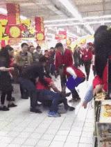 搞笑gif图妹子你太逗了,搞笑gif妹子你的衣服太前卫了