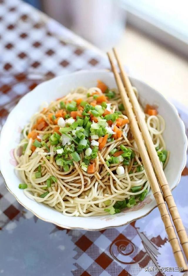 武汉人的过早莫过于一碗热干面,一碗热干面是武汉人最顽强的味道