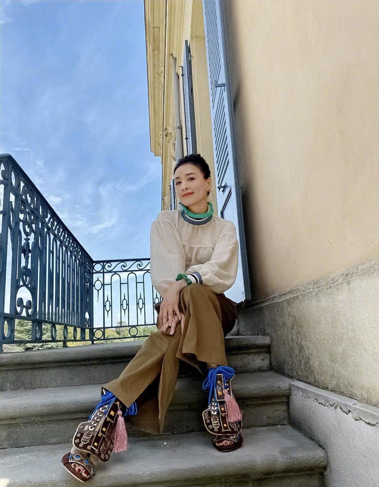 张庭出席穿红色上衣黑色裙子,48岁张庭穿搭