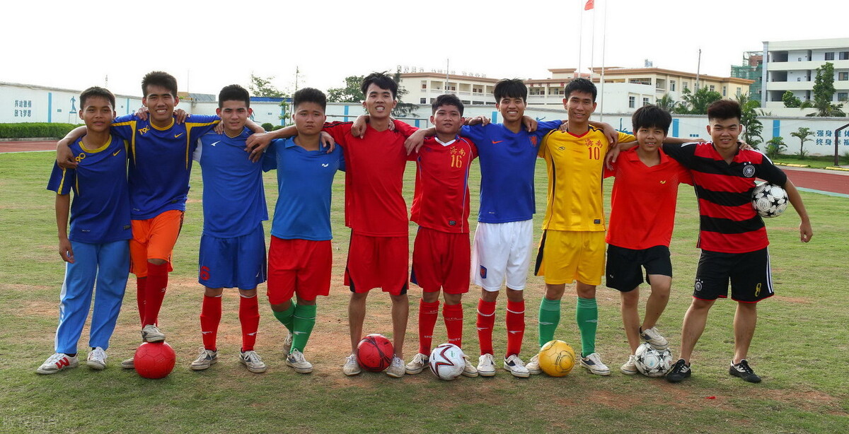 小学英语双语作文写作练习我们的足球