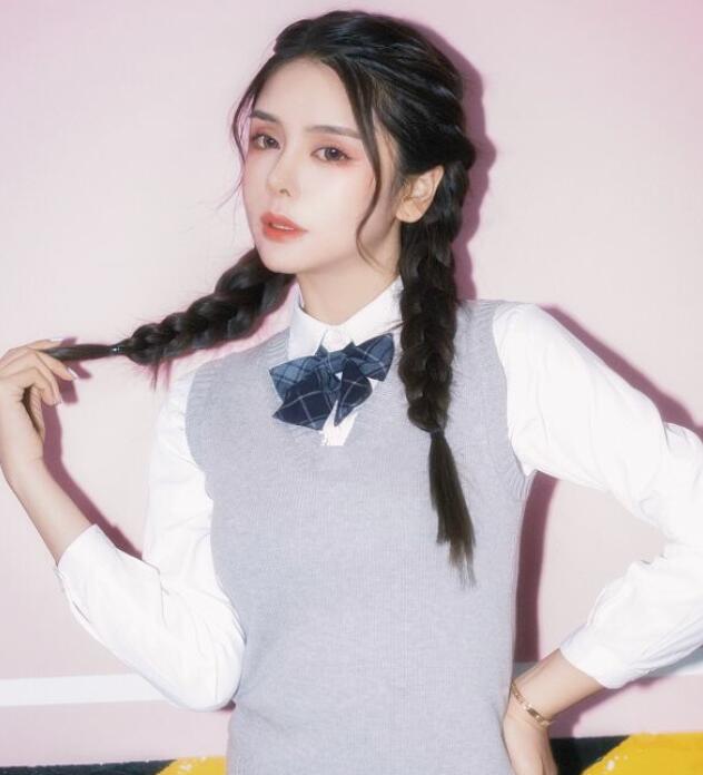 张琪格终于醒悟了？晒出刚睡醒的素颜照，原来她真容如此青春