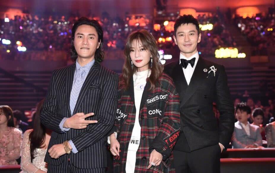 赵薇终于剪对发型！只剪了款空气刘海显青春，43岁嫩回23岁了