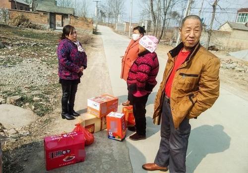 不经常往来的朋友爸爸去世随礼吗,一直不来往的亲戚去世了还能去吗