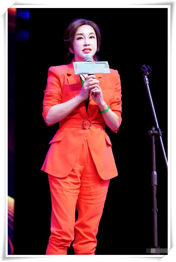 刘晓庆不化妆照片曝光,63岁刘晓庆出席活动大秀锁骨皮肤