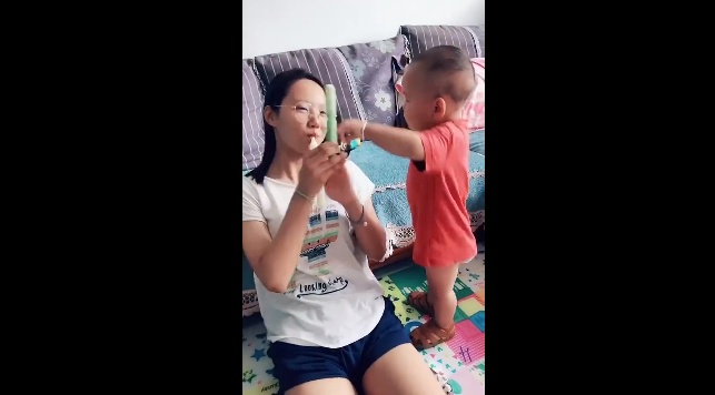 姐姐坑弟弟黄瓜变雪糕,姐姐套路弟弟视频