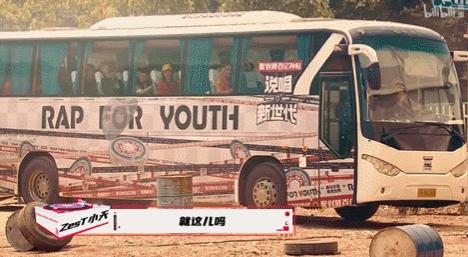 他来了,带着让rapper低头的节目来了