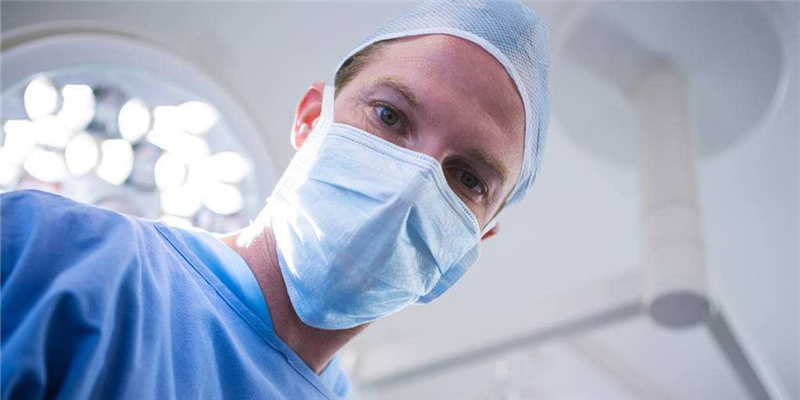 医生给病人做肛检,医生给病人做直肠肛检