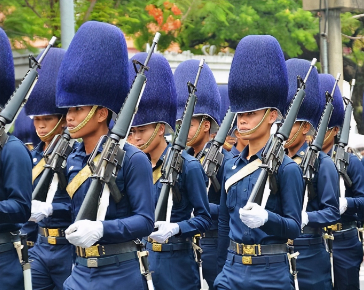 泰国王室的“彩虹卫队”，距今160多年历史，是一道靓丽风景线