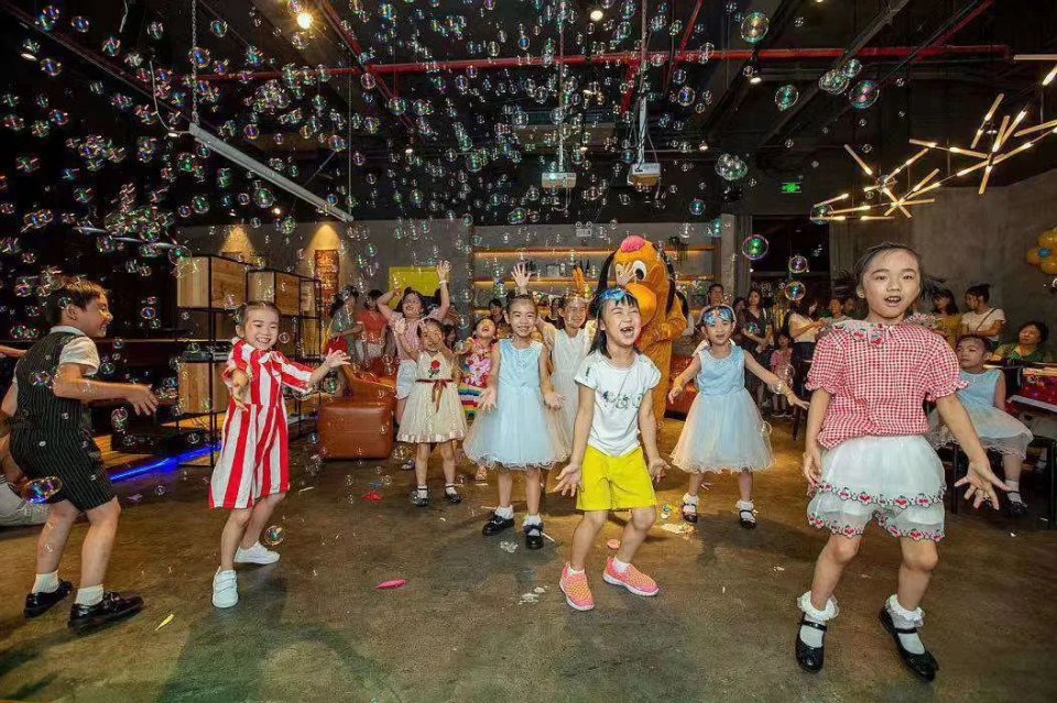 轰趴馆里的小型ktv多少钱,酒店式公寓轰趴棋牌馆