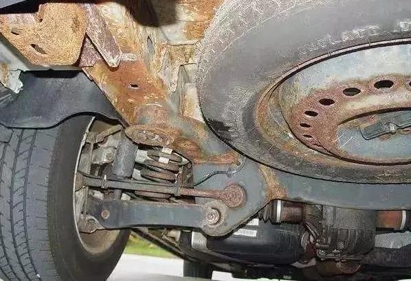 撒盐的路面怎么避免底盘生锈,防止路面结冰撒盐最佳时间